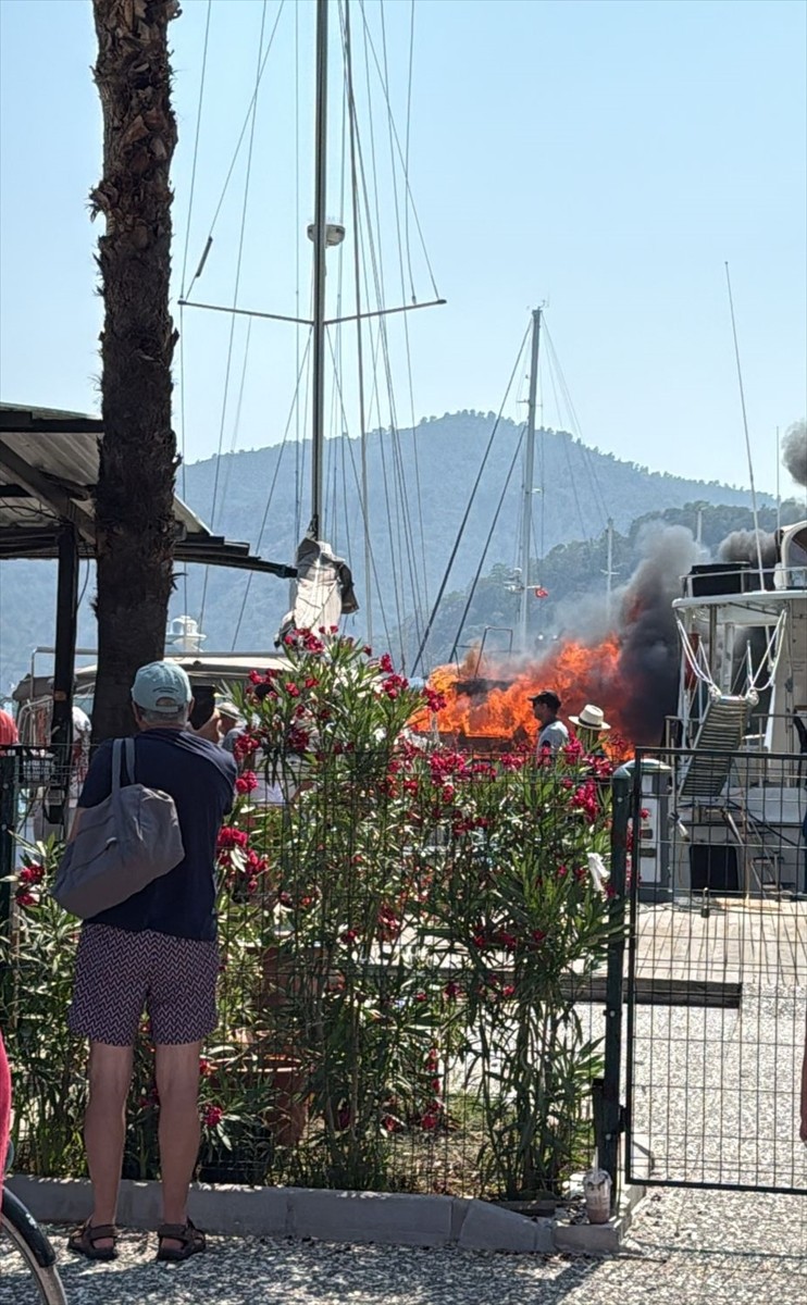 Muğla'nın Fethiye ilçesinde marinada bağlı teknede çıkan yangın ekiplerce söndürüldü.