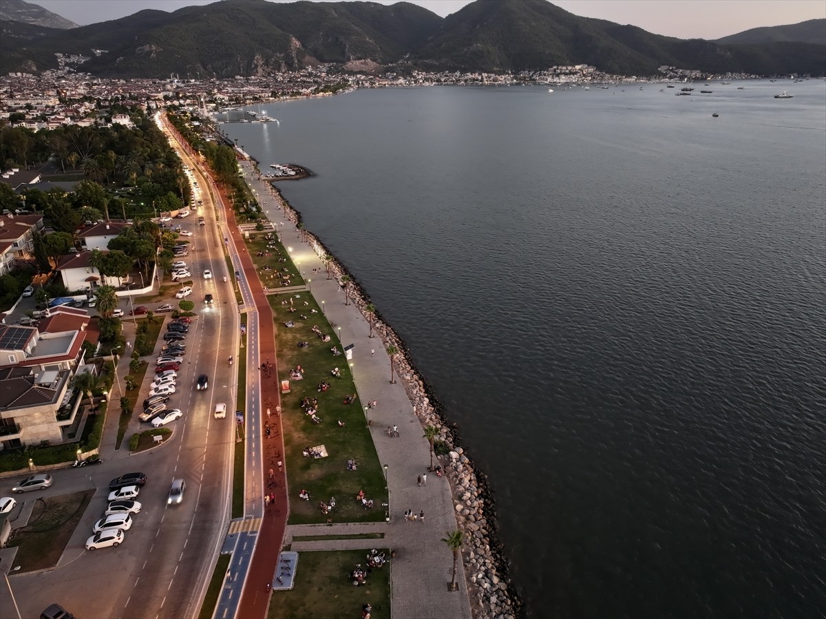 Muğla'nın Fethiye ilçesinde sıcak hava ve nemden bunalanlar, sahilde yoğunluk oluşturdu.