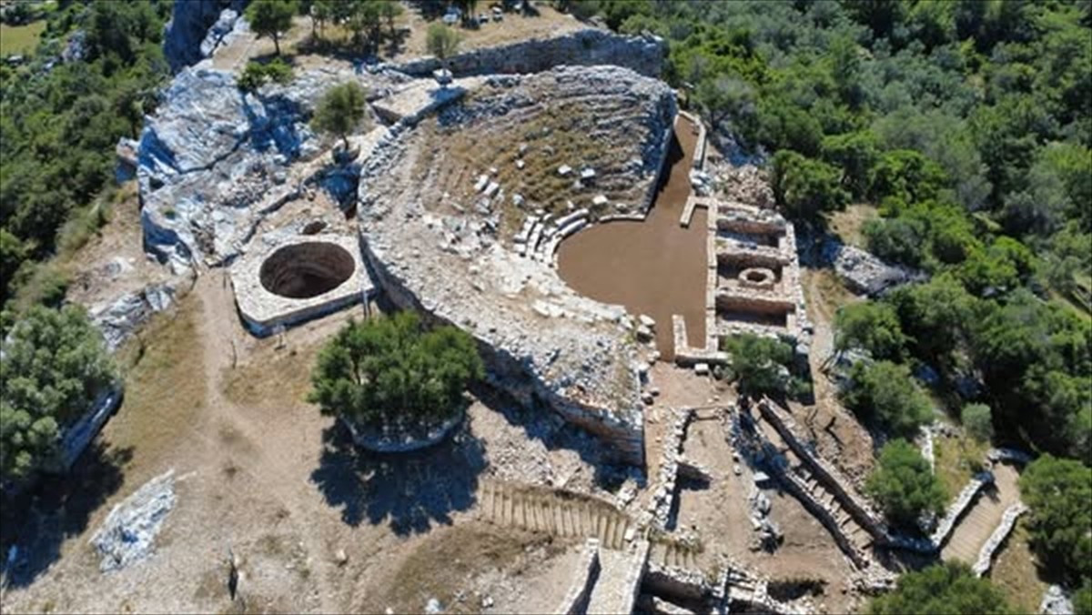 Muğla'nın Marmaris ilçesindeki Amos Antik Kenti'nin tiyatro yapısı orkestra bölümünün çevre...