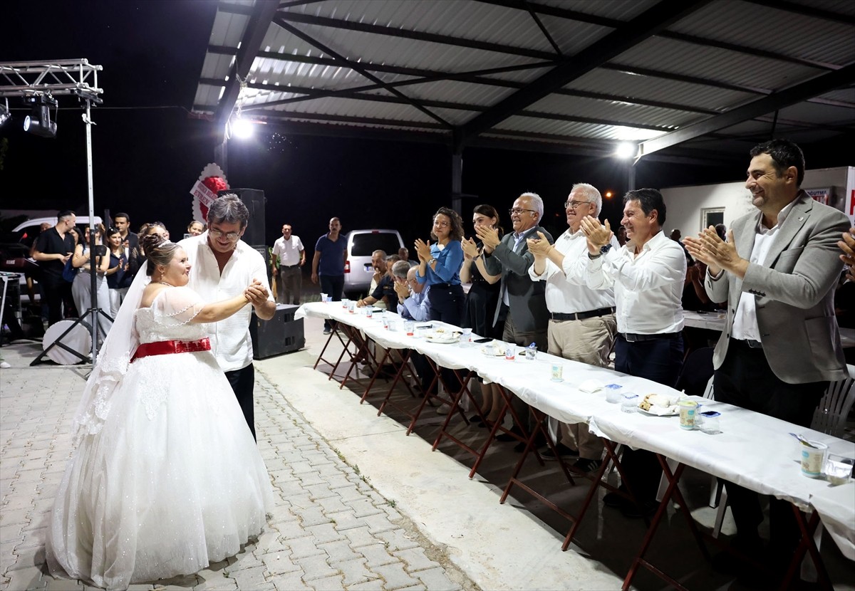 Muğla'nın Ortaca ilçesinde gelinlik giyme hayali kuran down sendromlu Nilay Güp için düğün töreni...