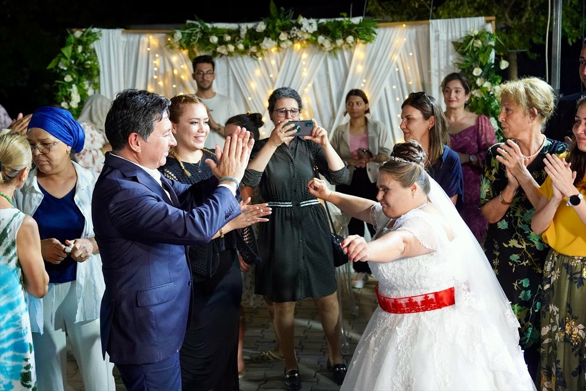 Muğla'nın Ortaca ilçesinde gelinlik giyme hayali kuran down sendromlu Nilay Güp için düğün töreni...