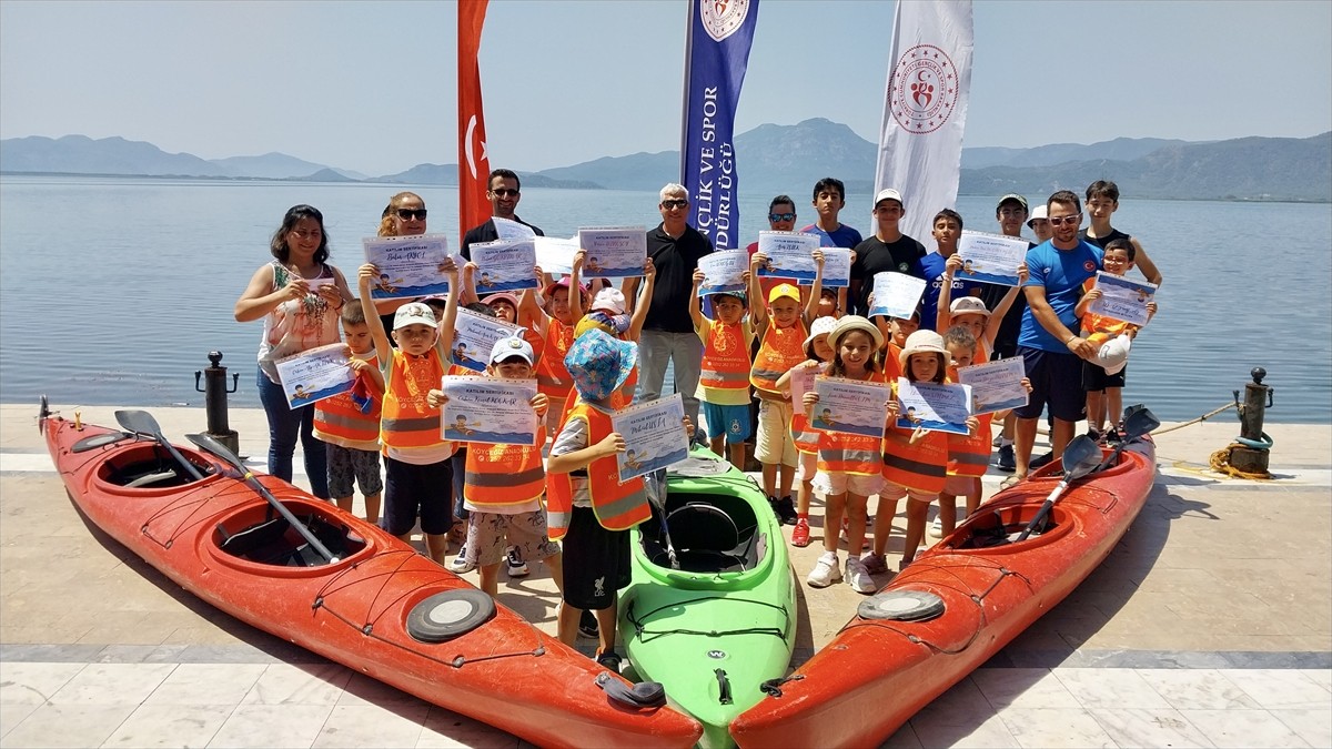 Muğla'nın sakin şehir ünvanlı Köyceğiz ilçesinde anaokulu öğrencileri kürek çekti. Aile Yılı...