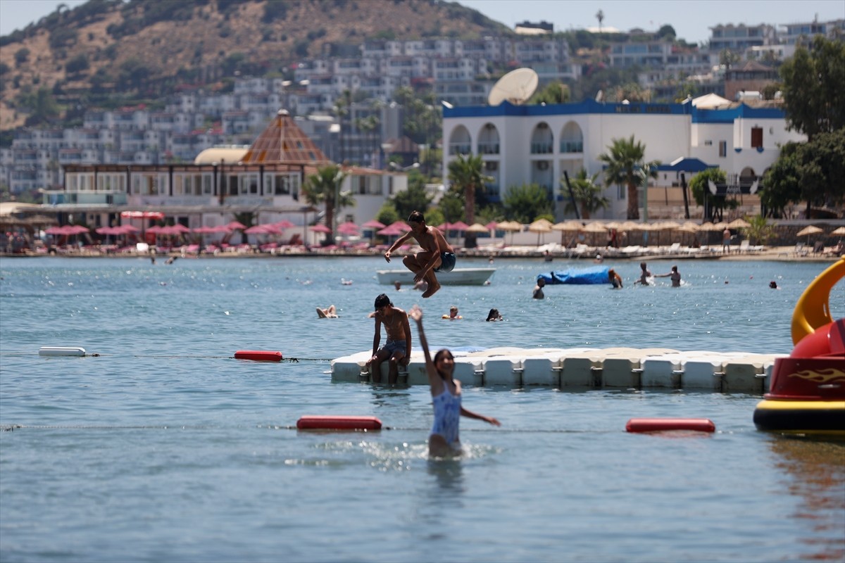 Muğla'nın turistik ilçelerindeki sahillerde yerli ve yabancı turistler sıcak hava dolayısıyla...