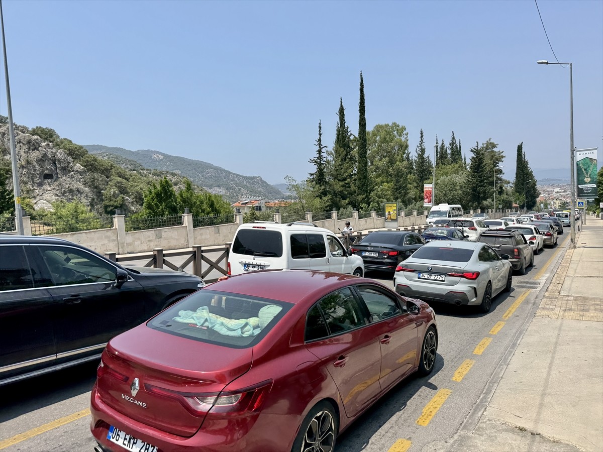 Muğla ve ilçelerinde, Kurban Bayramı'nın son gününde tatilcilerin dönüş yolculuğu trafikte...
