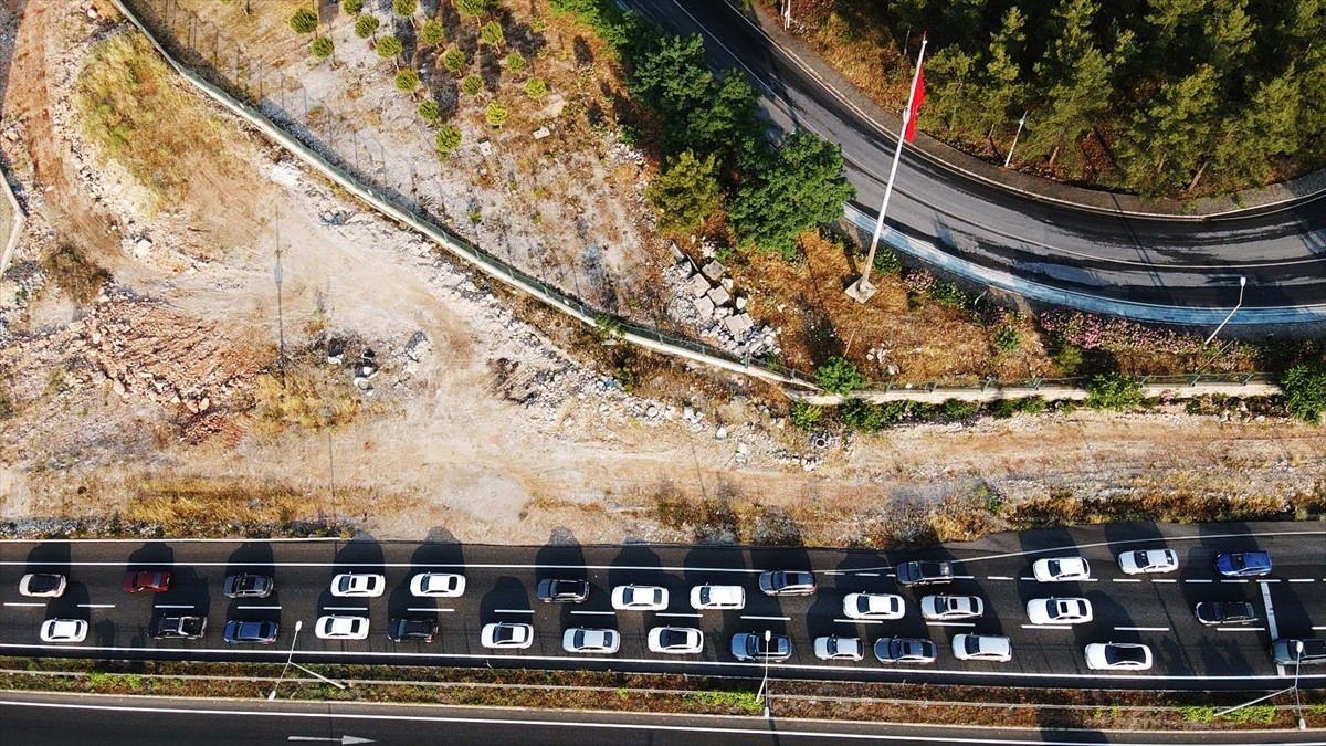 Muğla ve ilçelerinde, Kurban Bayramı'nın üçüncü gününde tatilcilerin dönüş yolculuğu trafikte...