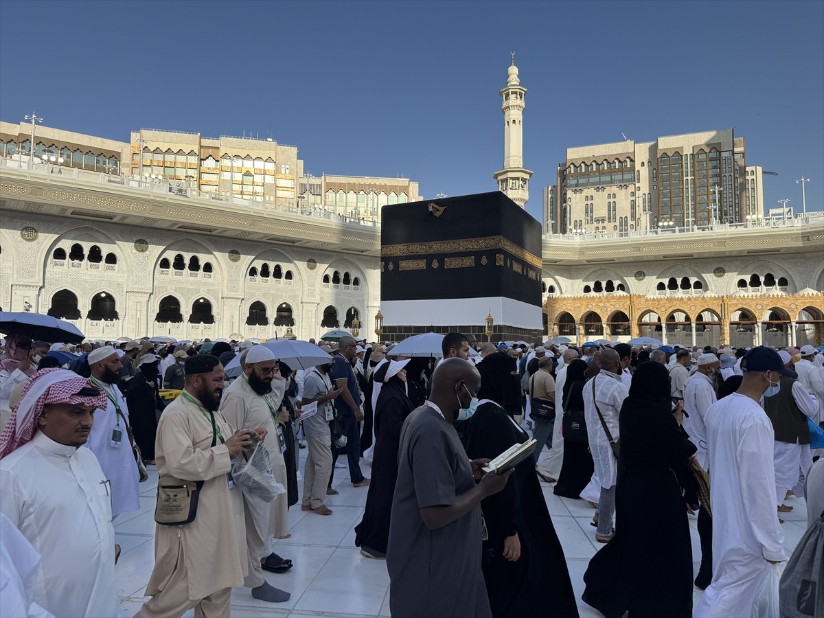 Mukaddes topraklardaki görevlerini tamamlayarak hacı olan yüz binlerce Müslüman, Kabe'den "veda...