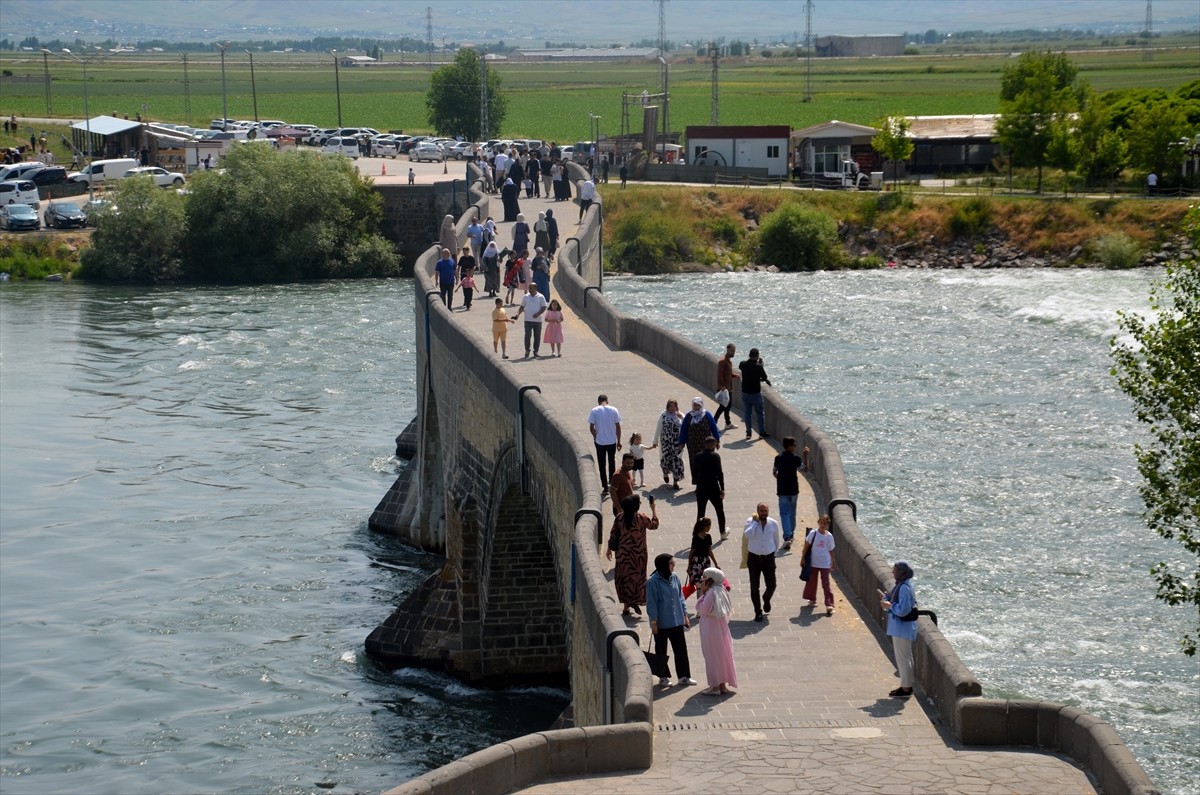 Muş'ta Selçuklu mimarisiyle inşa edilen tarihi Murat Köprüsü'nde Kurban Bayramı tatili dolayısıyla...
