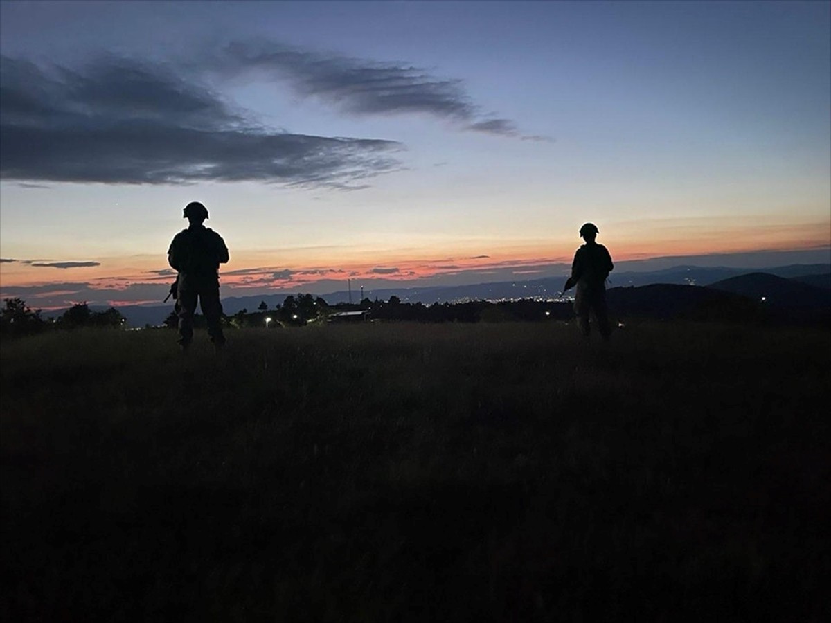 NATO'nun Kosova'daki Barış Gücü (KFOR) bünyesinde görevli Türk askerinin, Kosova’nın Sırbistan...