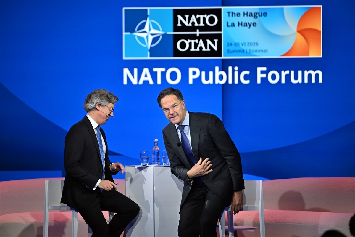 NATO Genel Sekreteri Mark Rutte (sağda), Lahey'de düzenlenen NATO Zirvesi'nin ilk günkü...