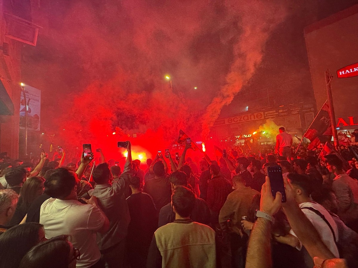 Nesine 2. Lig play-off final maçında Artı Değer Vanspor'un, Kayseri'de karşılaştığı Batman...