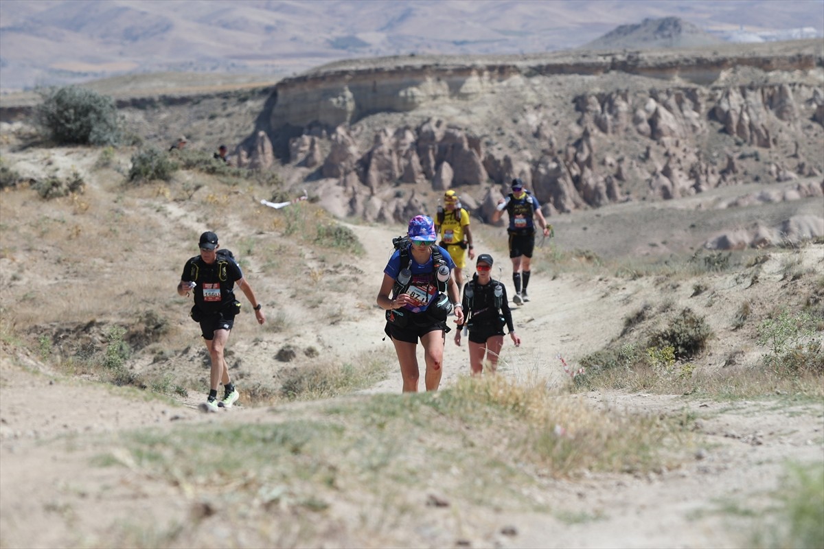 Nevşehir'de 25 ülkeden 350 sporcunun katılımıyla düzenlenen Kapadokya Çöl Maratonu, Ürgüp...