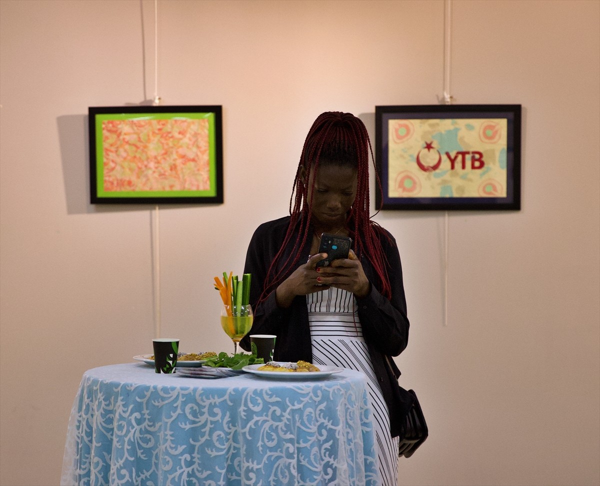 Ondokuz Mayıs Üniversitesinde (OMÜ) yabancı öğrencilerin ebru atölyesi eserleri sergilendi. 