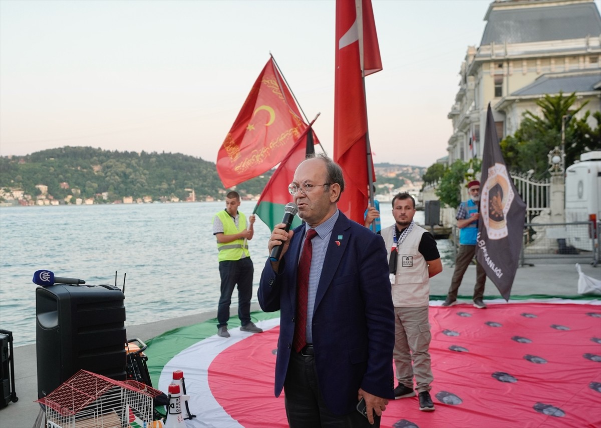 Open Rafah grubu üyeleri öncülüğünde, Mısır'ın İstanbul Başkonsolosluğu önünde düzenlenen ve 48...