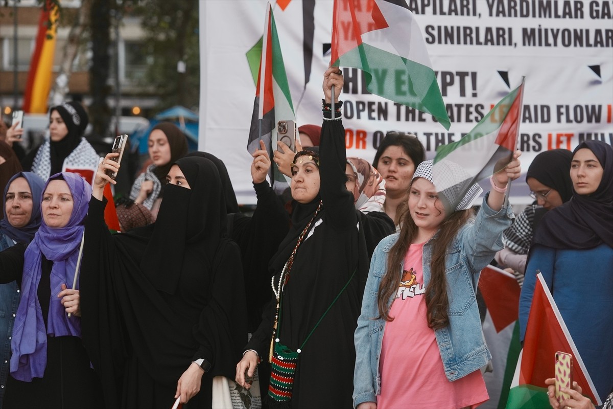 Open Rafah grubu üyeleri öncülüğünde, Mısır'ın İstanbul Başkonsolosluğu önünde düzenlenen ve 48...