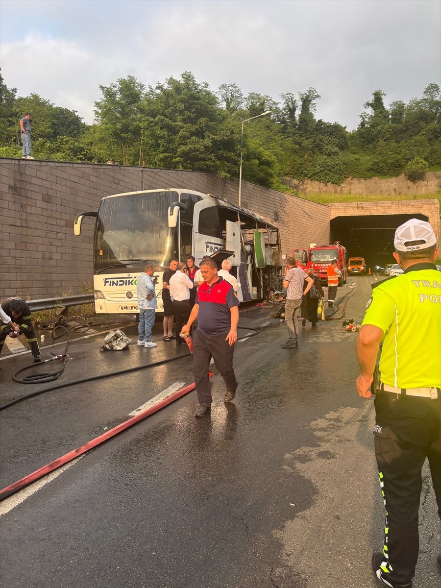 Ordu'da seyir halindeki şehirler arası yolcu otobüsünde çıkan yangın itfaiye ekiplerinin...