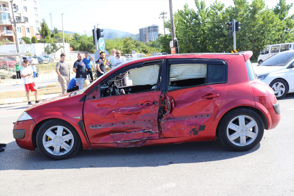 Ordu'nun Ünye ilçesinde motosiklet ile otomobilin çarpışması sonucu 2 kişi yaralandı.