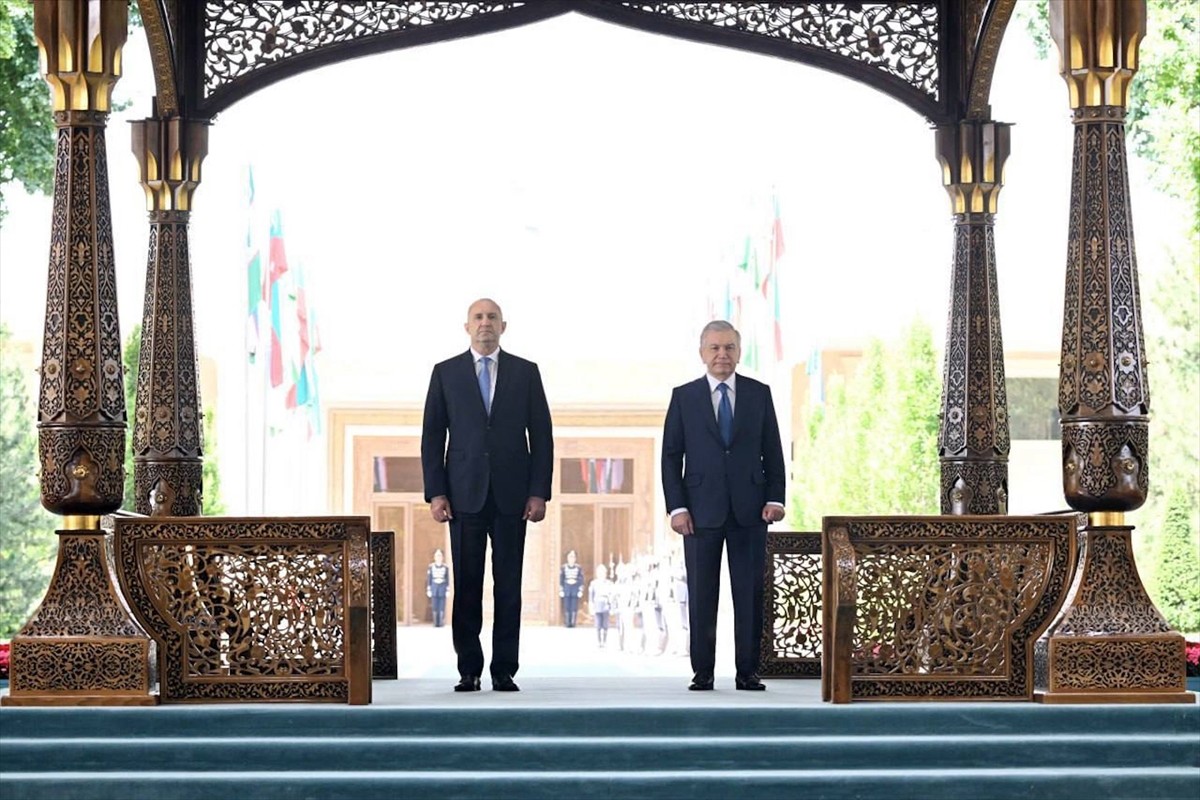 Özbekistan Cumhurbaşkanı Şevket Mirziyoyev (sağda), Taşkent’te düzenlenen Uluslararası Yatırım...