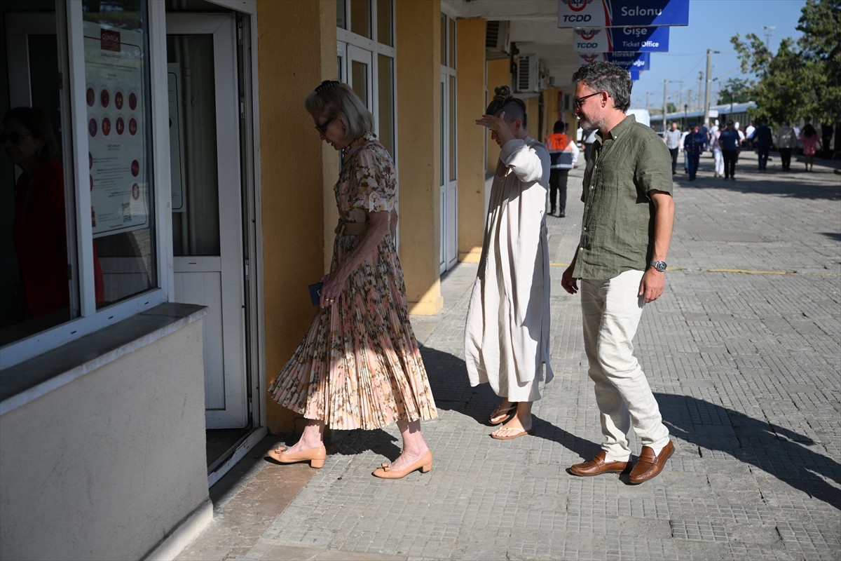 Paris'ten hareket eden tarihi Venice Simplon Orient Express treni, Kapıkule Garı'ndan Türkiye'ye...