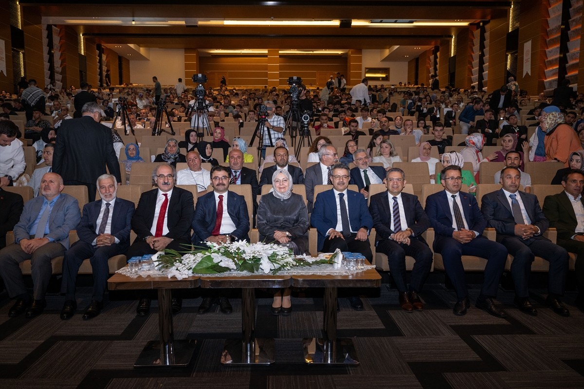 "Genç Sesler Medeniyet Ezgileri Musiki Yarışması"nın ödül töreni Talim ve Terbiye Kurulu...