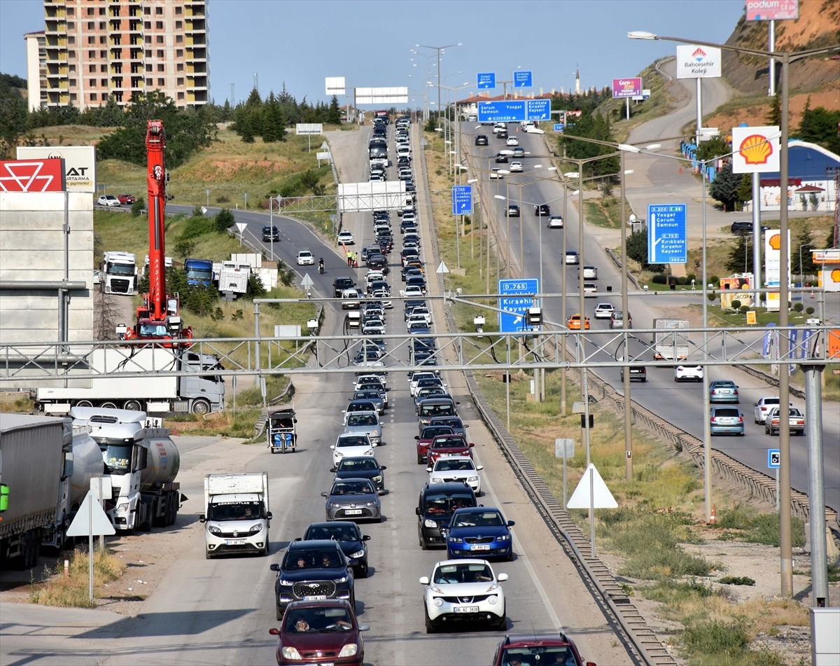 "Kilit kavşak" olarak adlandırılan Kırıkkale'de, Kurban Bayramı tatilini memleketlerinde geçiren...