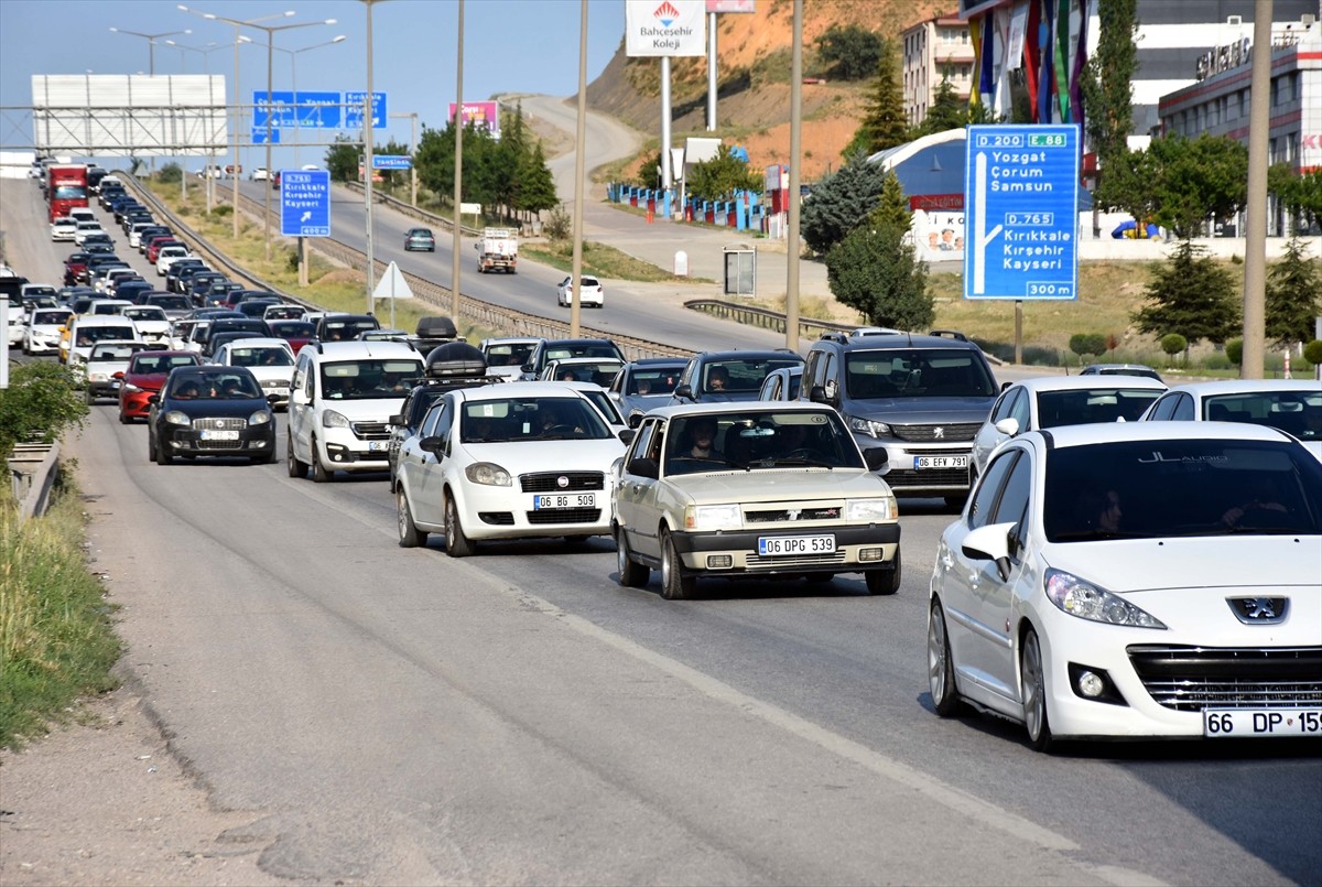 "Kilit kavşak" olarak adlandırılan Kırıkkale'de, Kurban Bayramı tatilini memleketlerinde geçiren...