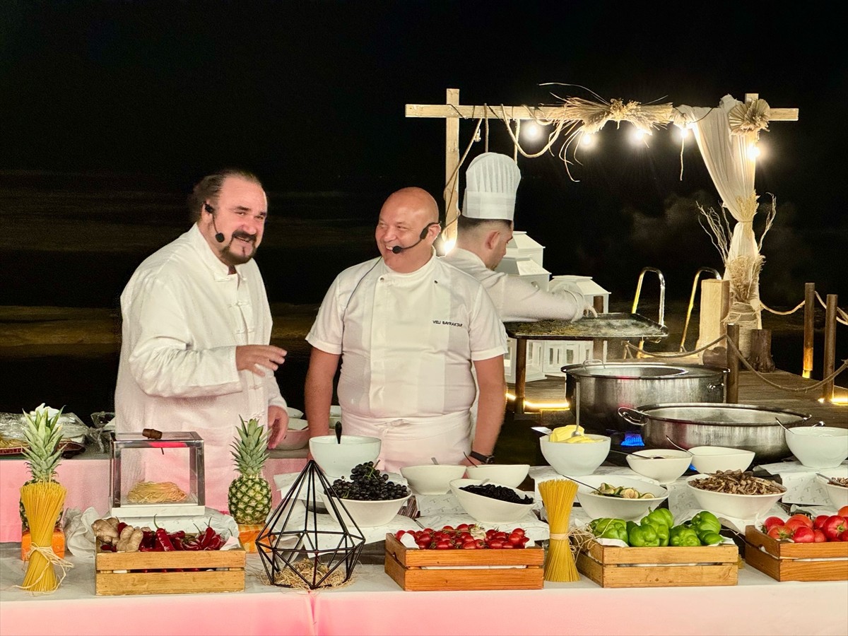 "Şeflerin Düeti" etkinliği beşinci kez özel bir konseptle opera sanatçısı Hakan Aysev (solda) ile...