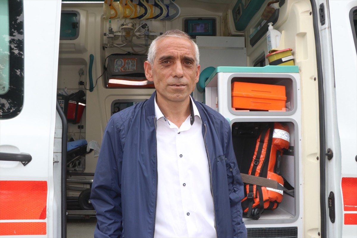 Rize'de deli bal yedikten sonra zehirlenen arıcı Miktat Kulaksız (fotoğrafta) sağlıkçılara...