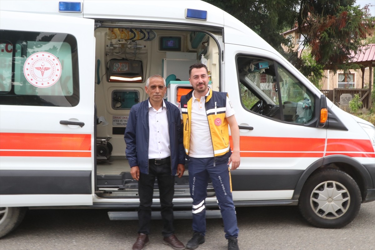 Rize'de deli bal yedikten sonra zehirlenen arıcı Miktat Kulaksız (fotoğrafta) sağlıkçılara...