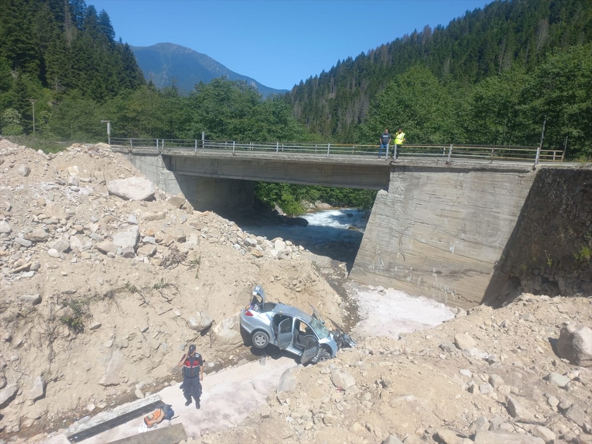 Rize'nin İkizdere ilçesinde meydana gelen trafik kazasında 5 kişi yaralandı.