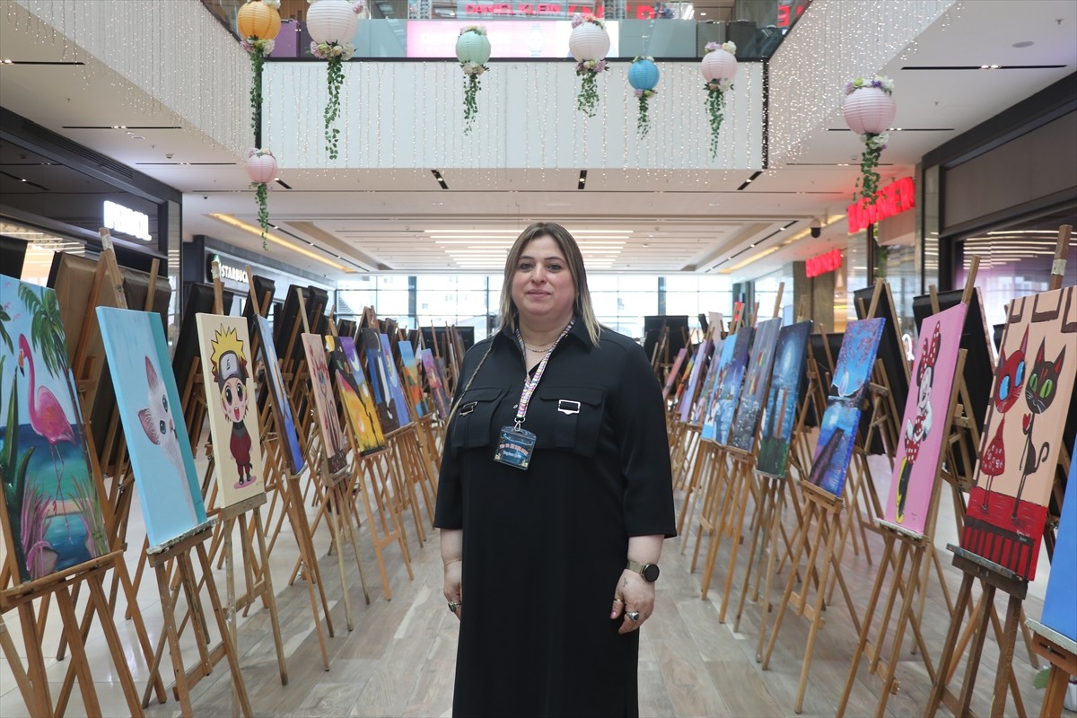 Rize Halk Eğitimi Merkezince "7'den 70'e Her Yaşta Sanat" sergisi düzenlendi. Sergide usta...