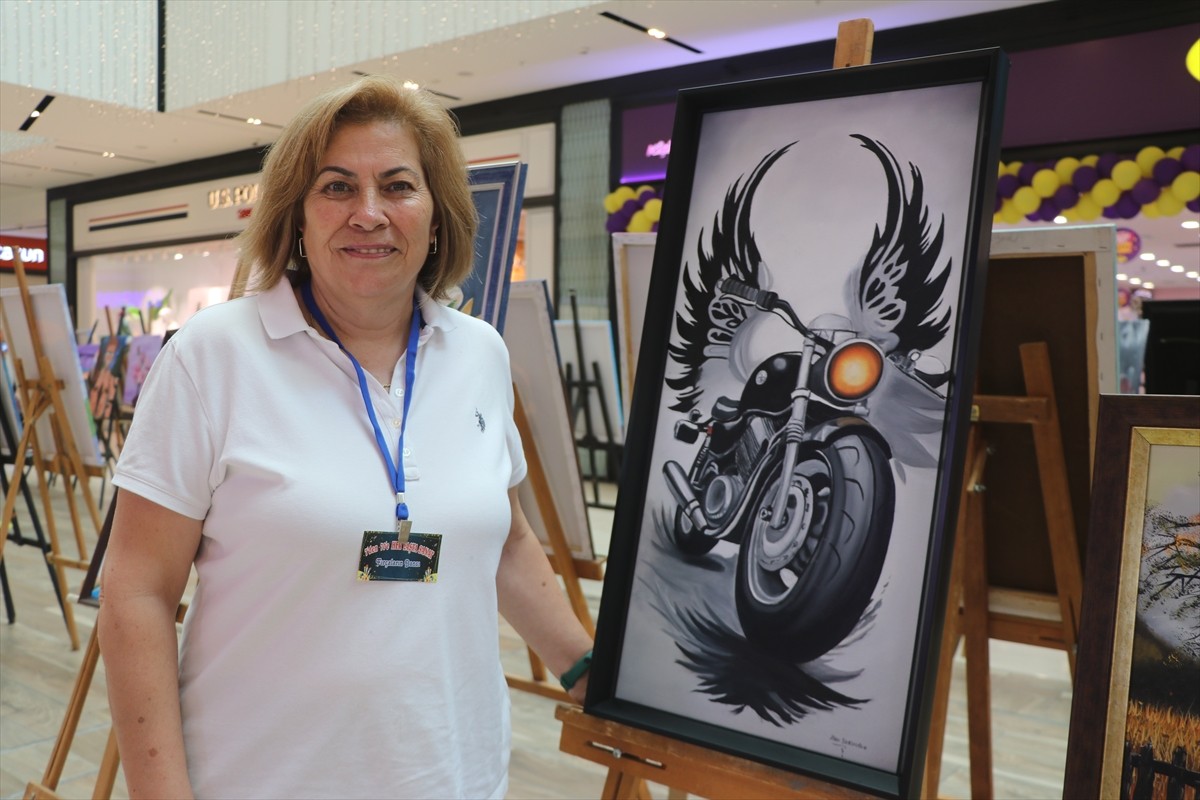 Rize Halk Eğitimi Merkezince "7'den 70'e Her Yaşta Sanat" sergisi düzenlendi. Sergide usta...