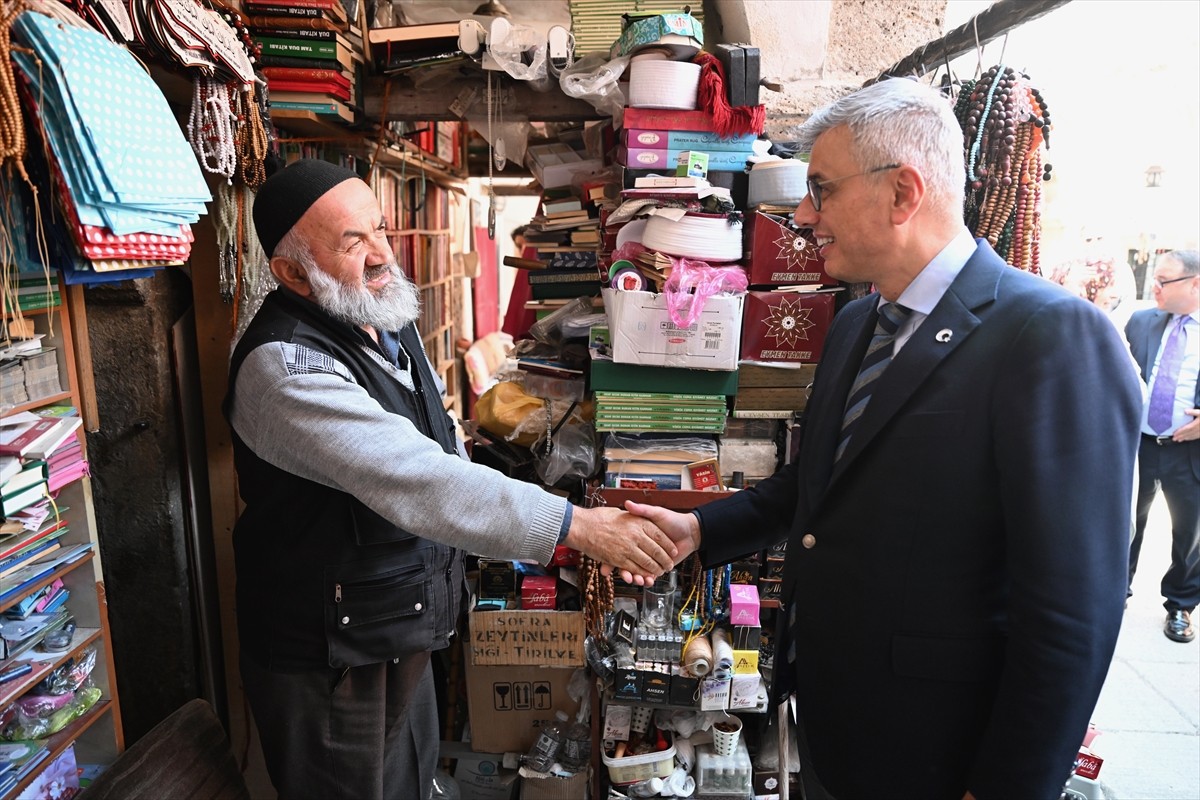 Sağlık Bakanı Kemal Memişoğlu, Bolu'daki temasları kapsamında cuma namazını Yıldırım Beyazıt...