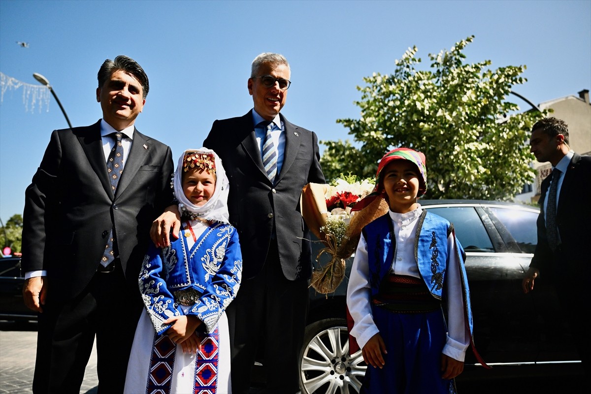 Sağlık Bakanı Kemal Memişoğlu, çeşitli temaslarda bulunmak için geldiği Bolu'da Valiliği ziyaret...
