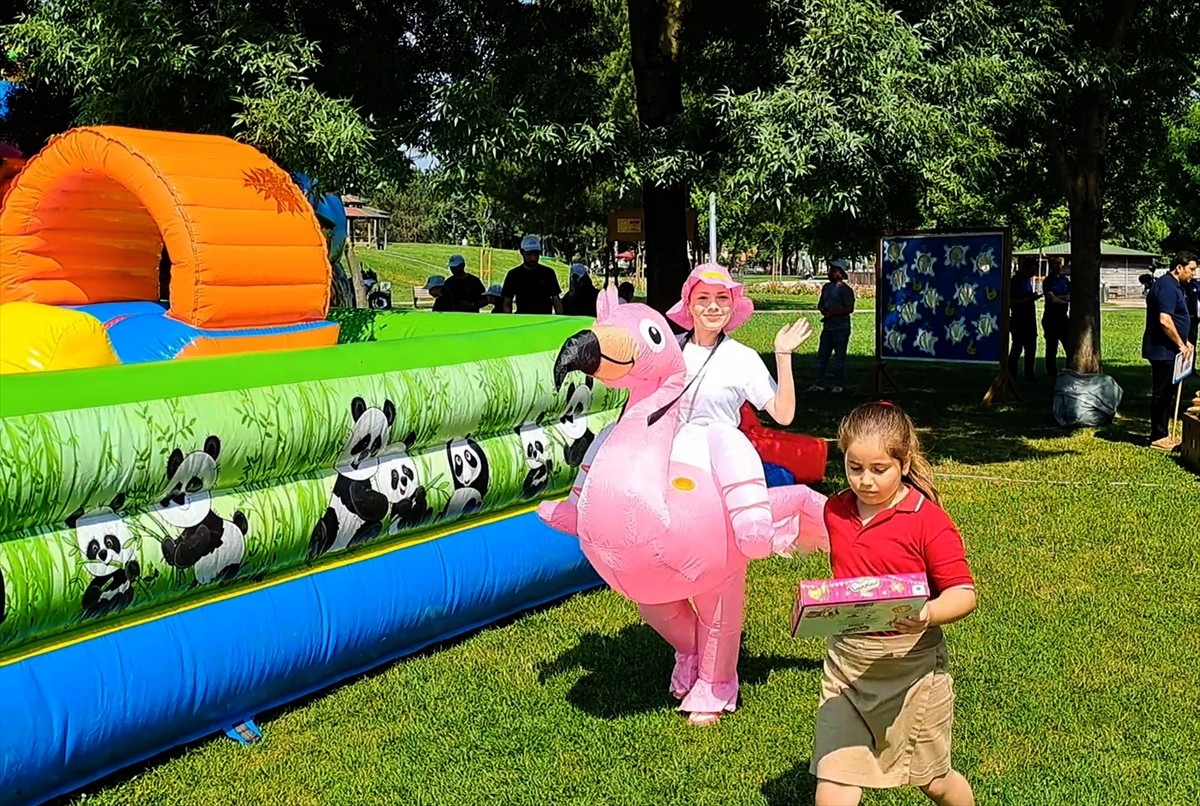 Sakarya'da festivale katılan öğrenciler, eski oyuncaklarını onararak çevrenin önemi konusunda...