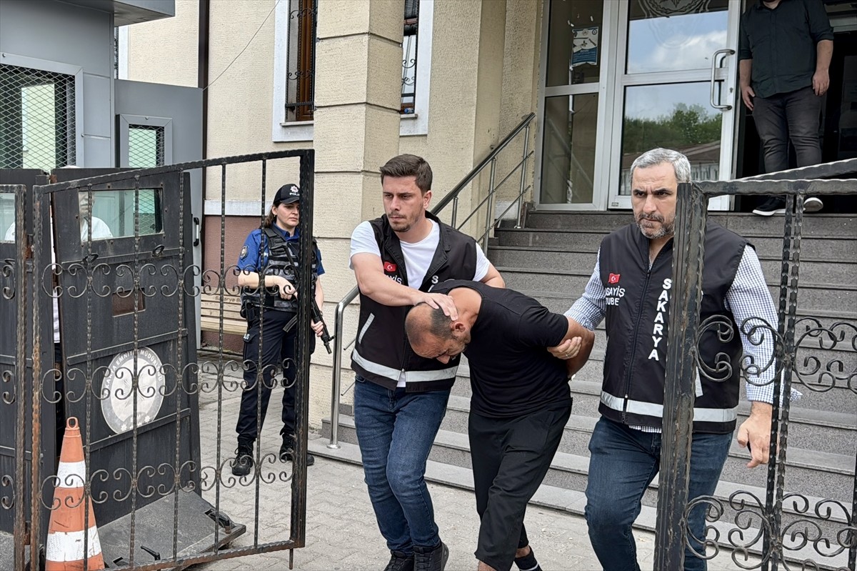 Sakarya'nın Adapazarı ilçesinde eski eşi tarafından tabancayla vurulan kadın hastanede hayatını...