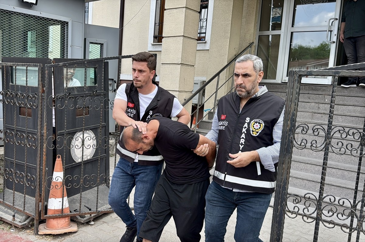 Sakarya'nın Adapazarı ilçesinde eski eşi tarafından tabancayla vurulan kadın hastanede hayatını...