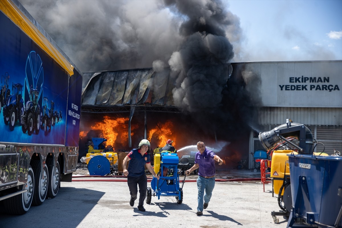 Sakarya'nın Adapazarı ilçesinde yedek parça deposunda yangın çıktı. İhbar üzerine bölgeye çok...