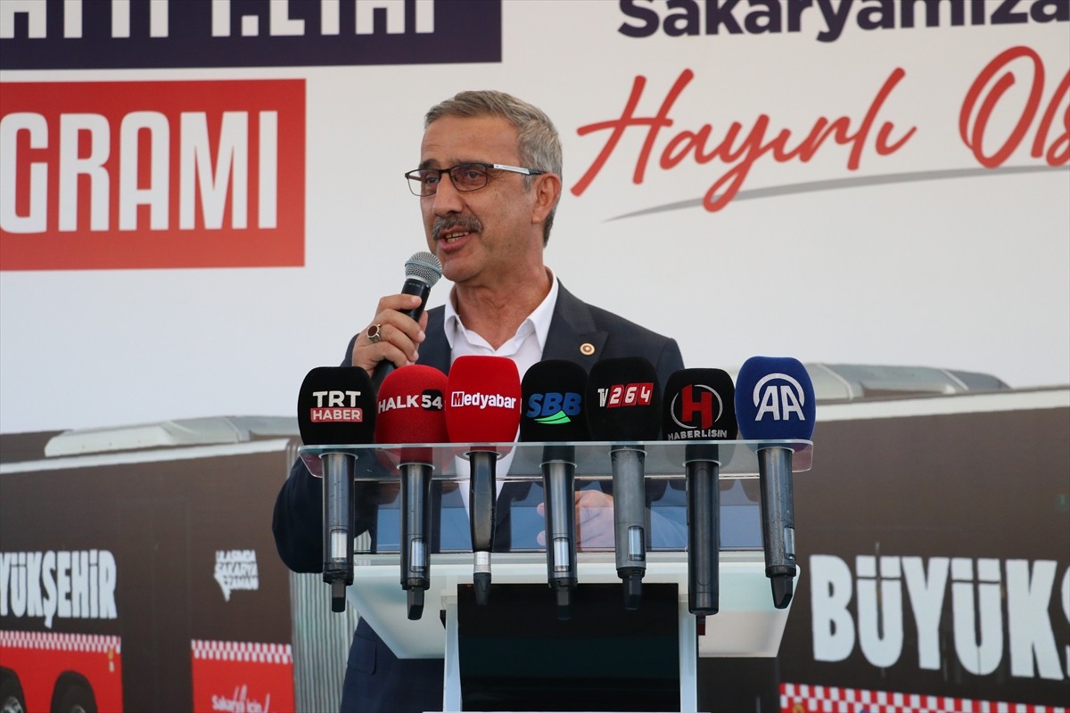 Sakarya Büyükşehir Belediyesi tarafından kentte ilk kez hayata geçirilen metrobüs hattının test...