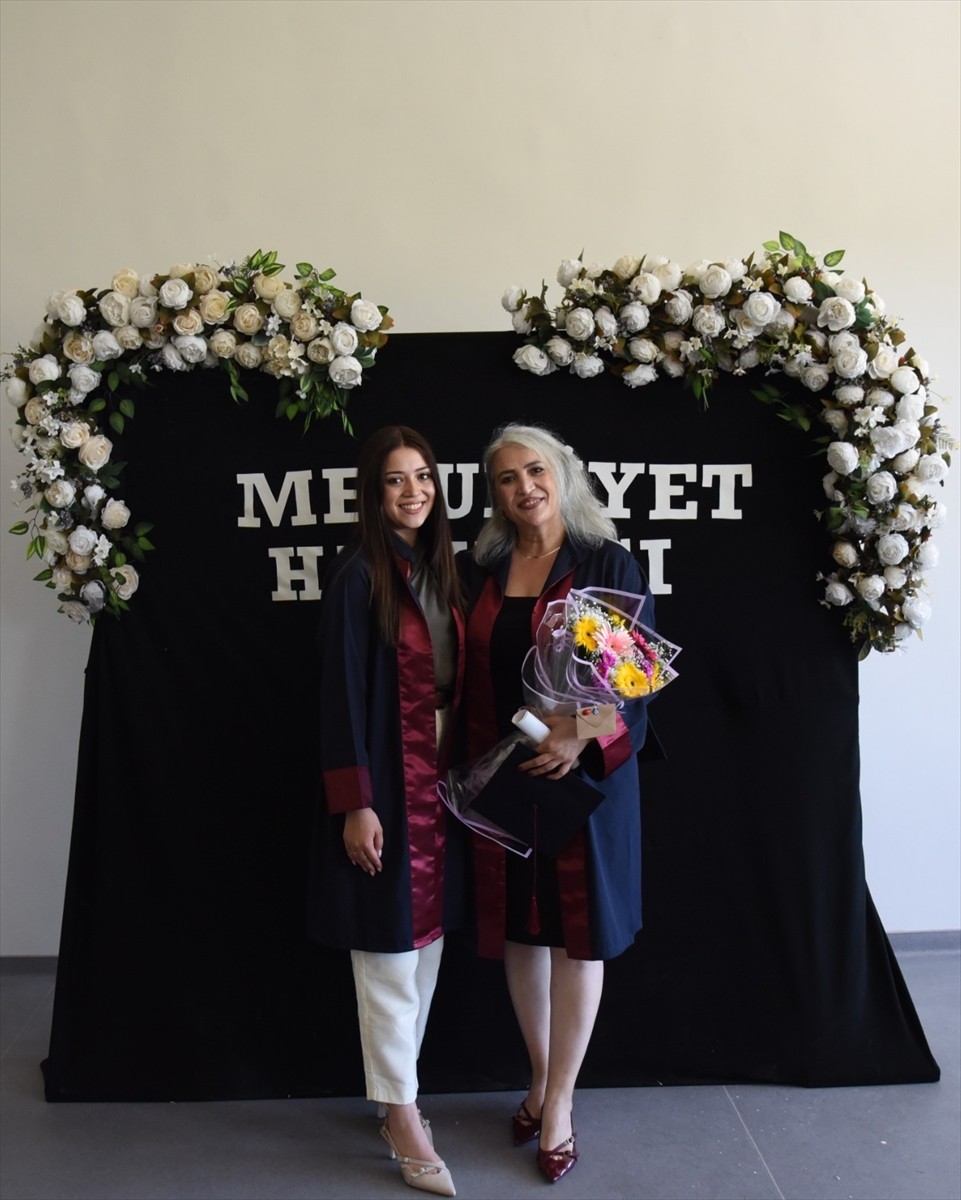 Samsun'da aynı üniversitede okuyan anne ile kızı birlikte mezun oldu. Kader Çağlar (sağda), 24...