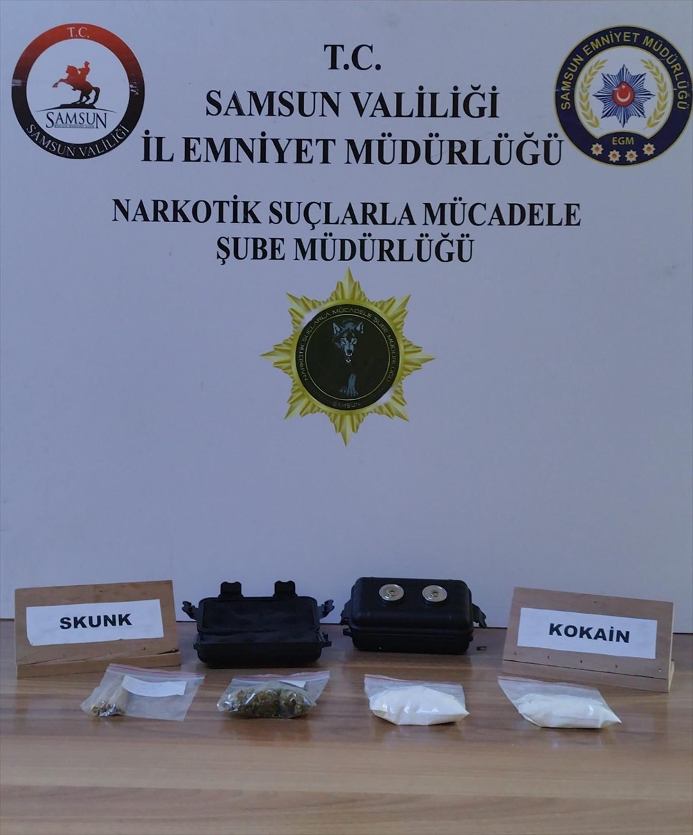 Samsun'da bir otomobilde "Çakır" adlı narkotik dedektör köpeğin yardımıyla yapılan aramada...