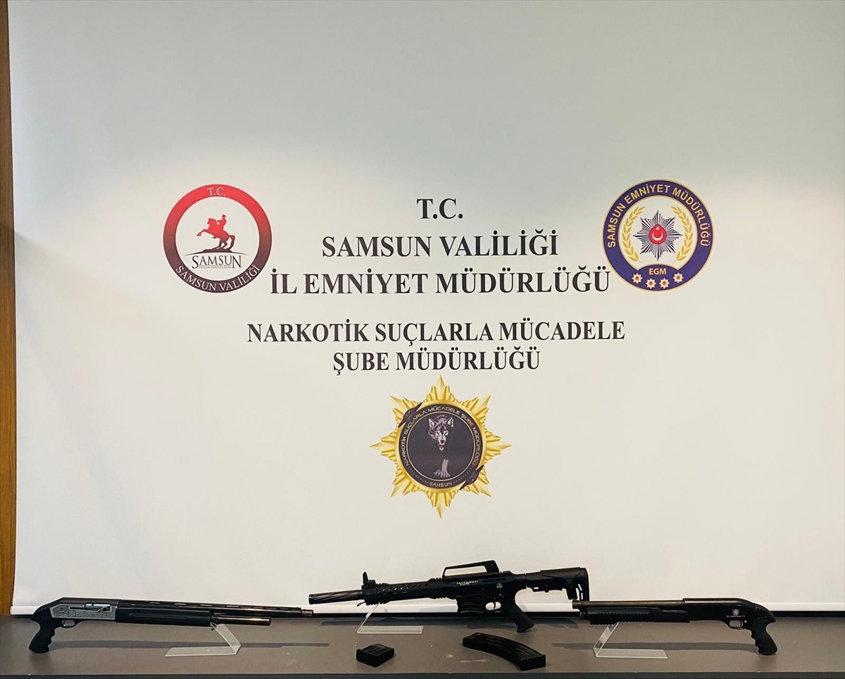 Samsun'da düzenlenen ruhsatsız silah ve uyuşturucu operasyonlarında 3 şüpheli gözaltına alındı....