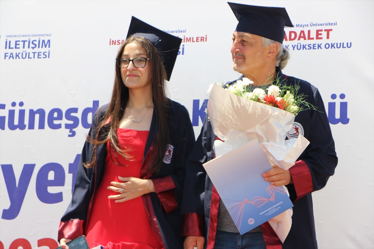 Samsun'da kas hastalığı nedeniyle 4 yıl boyunca üniversiteye babasının götürdüğü Selin Soytürk...