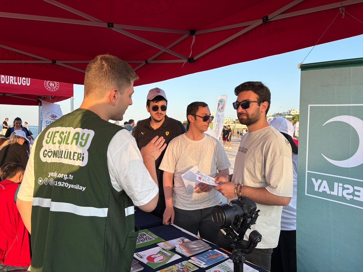 Samsun'daki Gençlik ve Spor Festivali kapsamında Yeşilay stant açtı. Badminton ve pickleball'a, ok...