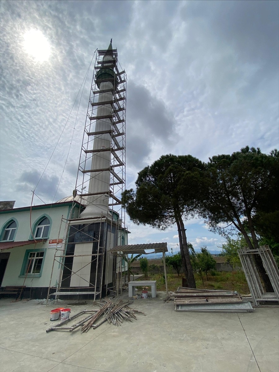 Samsun'un Bafra ilçesinde cami minaresinden düşen işçi hastaneye kaldırıldı.
