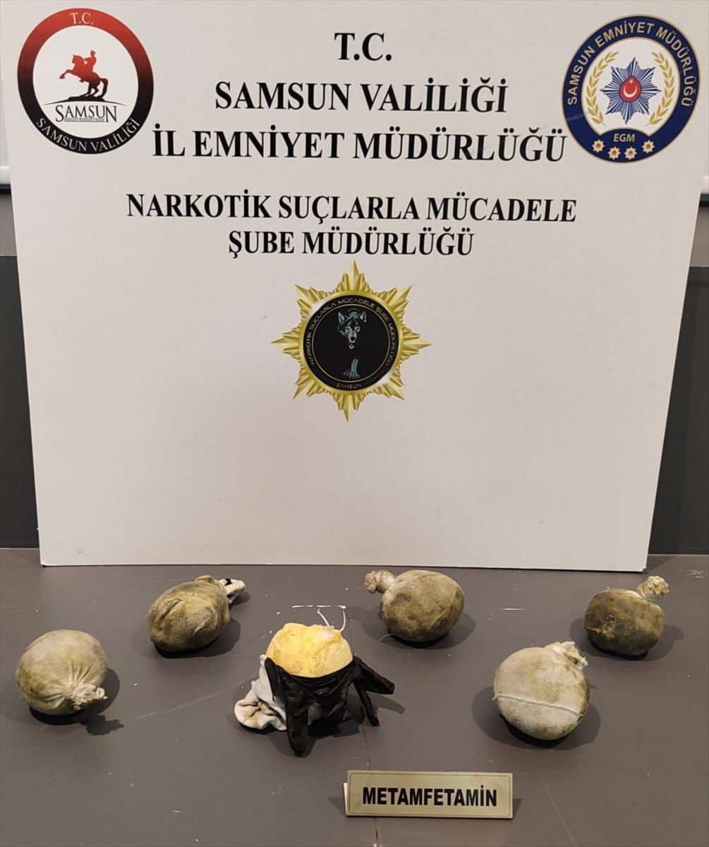 Samsun'un İlkadım ilçesinde sentetik uyuşturucu bulunan otomobildeki 3 zanlı gözaltına alındı....