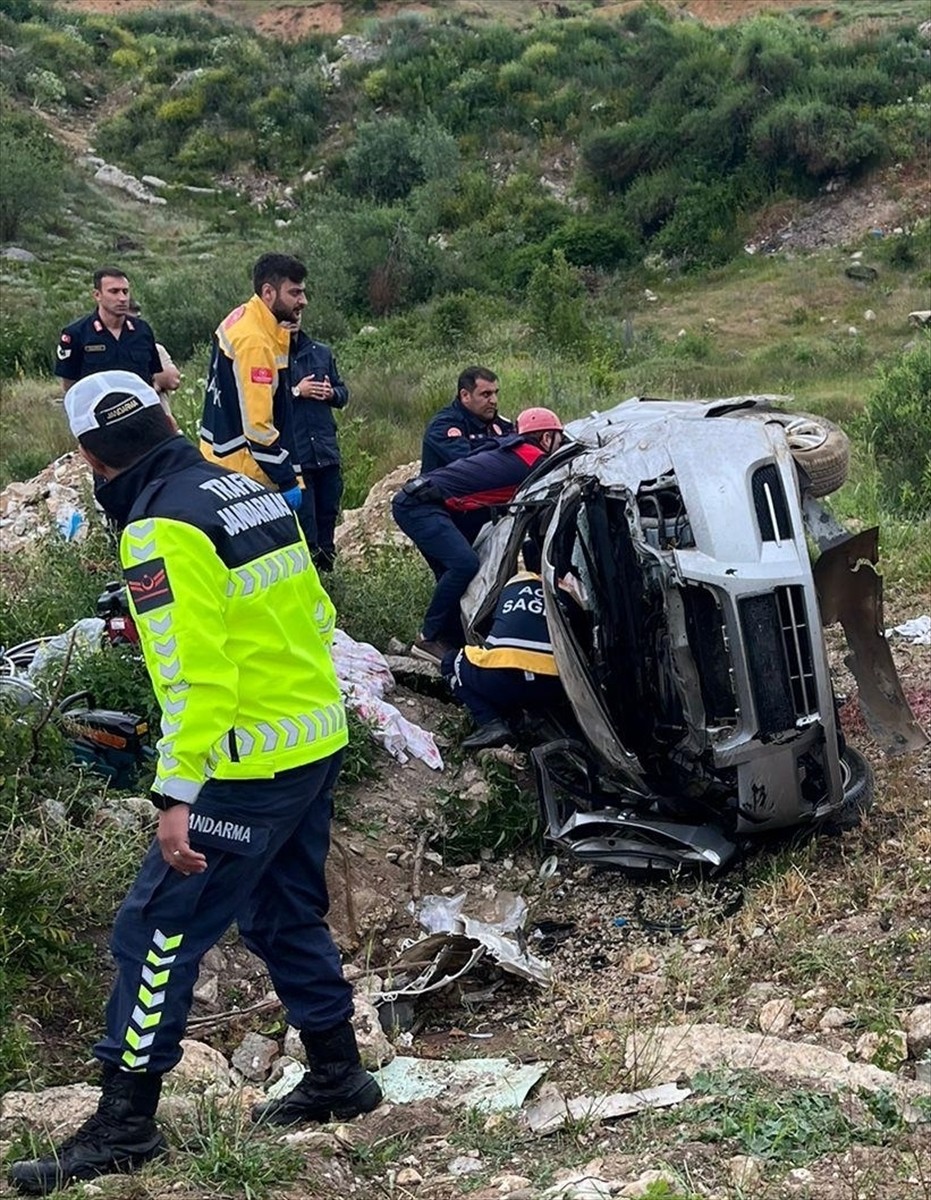 Samsun'un Ladik ilçesinde otomobilin şarampole devrilmesi sonucu 4 kişi yaralandı.