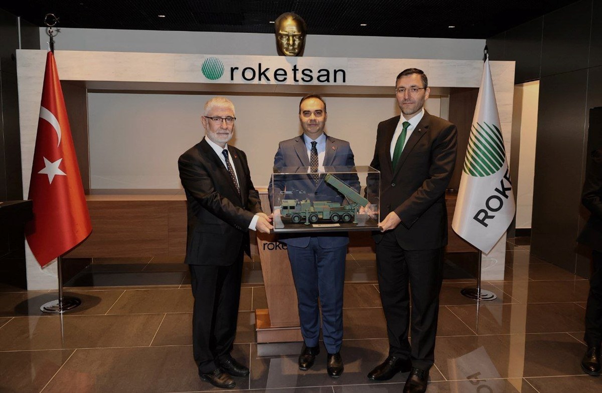 Sanayi ve Teknoloji Bakanı Mehmet Fatih Kacır (ortada), ROKETSAN'ı ziyaret etti. Bakan Kacır'a...