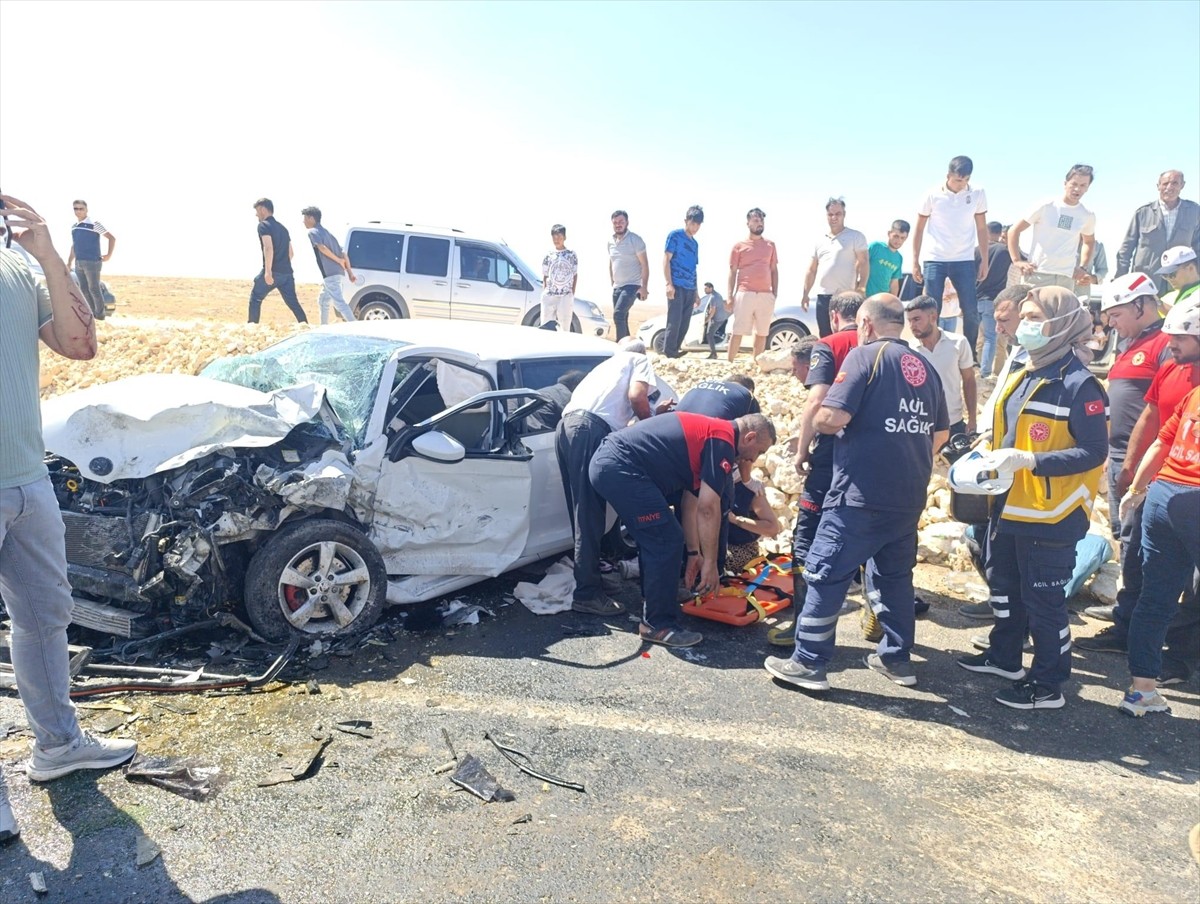 Şanlıurfa'da iki otomobilin çarpıştığı kazada 5 kişi yaralandı.