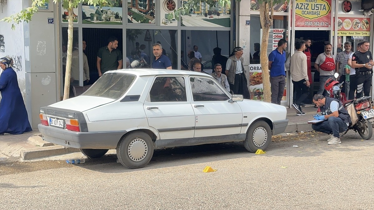 Şanlıurfa'nın Siverek ilçesinde çıkan silah ve bıçağın kullanıldığı kavgada 3 kişi yaralandı....