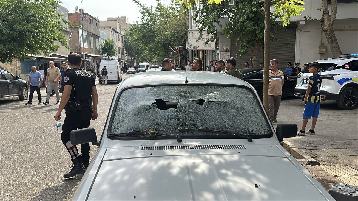 Şanlıurfa'nın Siverek ilçesinde çıkan silah ve bıçağın kullanıldığı kavgada 3 kişi yaralandı....